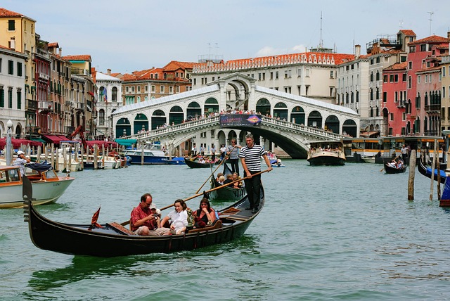 Escapade romantique à Venise durant un voyage en Italie.