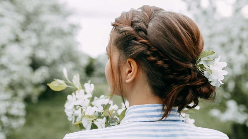 Chignon tressé bohème : le look romantique pour la mariée moderne