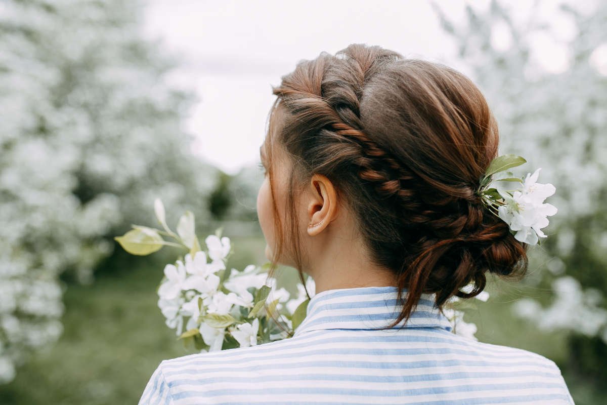 Chignon tressé bohème : le look romantique pour la mariée moderne