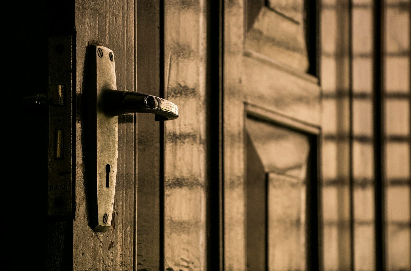 Sécurité résidentielle : renforcer une porte sans la remplacer