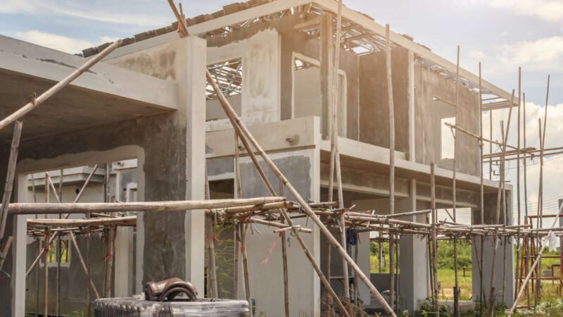 Guide pratique pour acheter une maison inachevée : mieux comprendre les risques juridiques et techniques