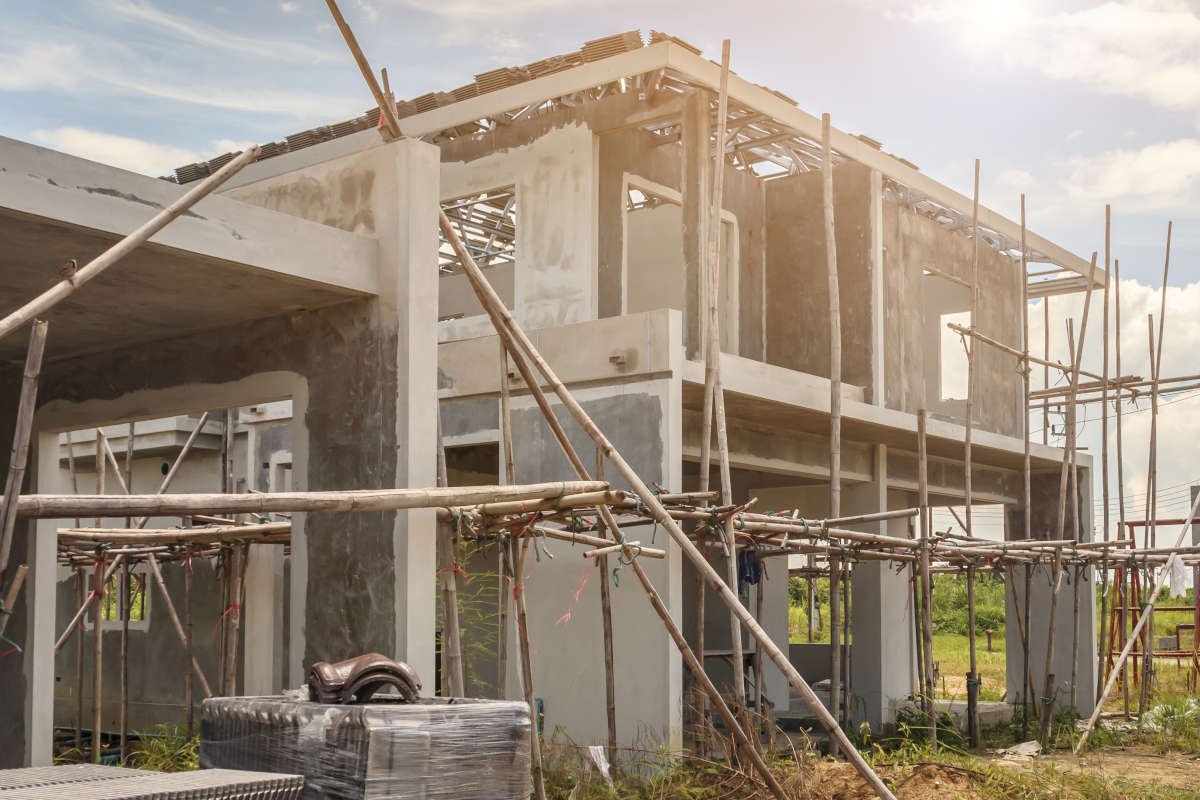 Guide pratique pour acheter une maison inachevée : mieux comprendre les risques juridiques et techniques