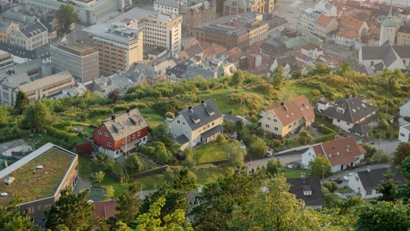 Construire sur un terrain en pente : coûts cachés et choix structurels à anticiper