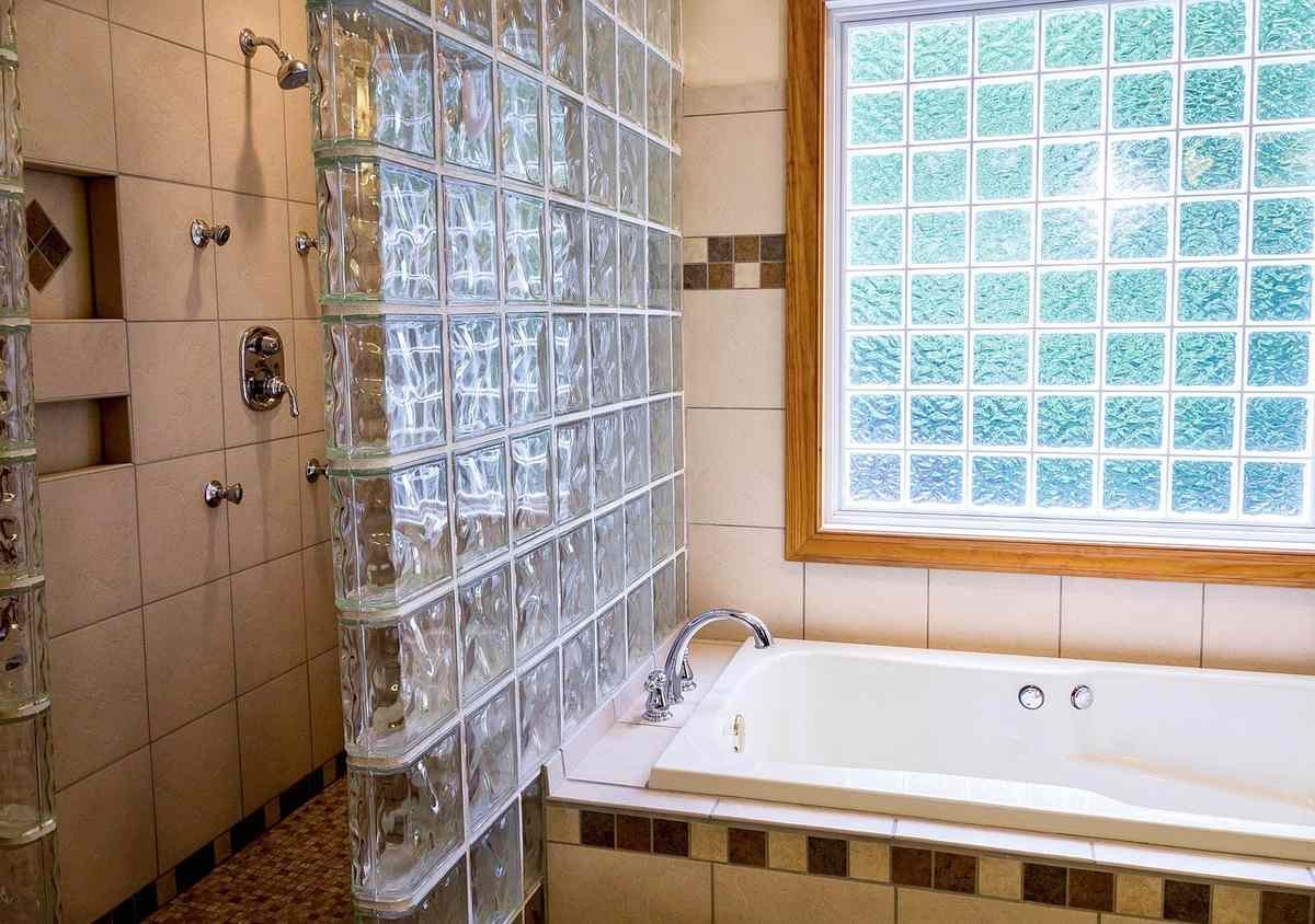 Peindre le carrelage mural de salle de bain sans qu’il s’écaille