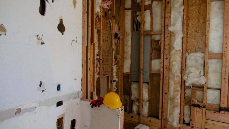Étagère lourde sur placo : fixer dans les montants