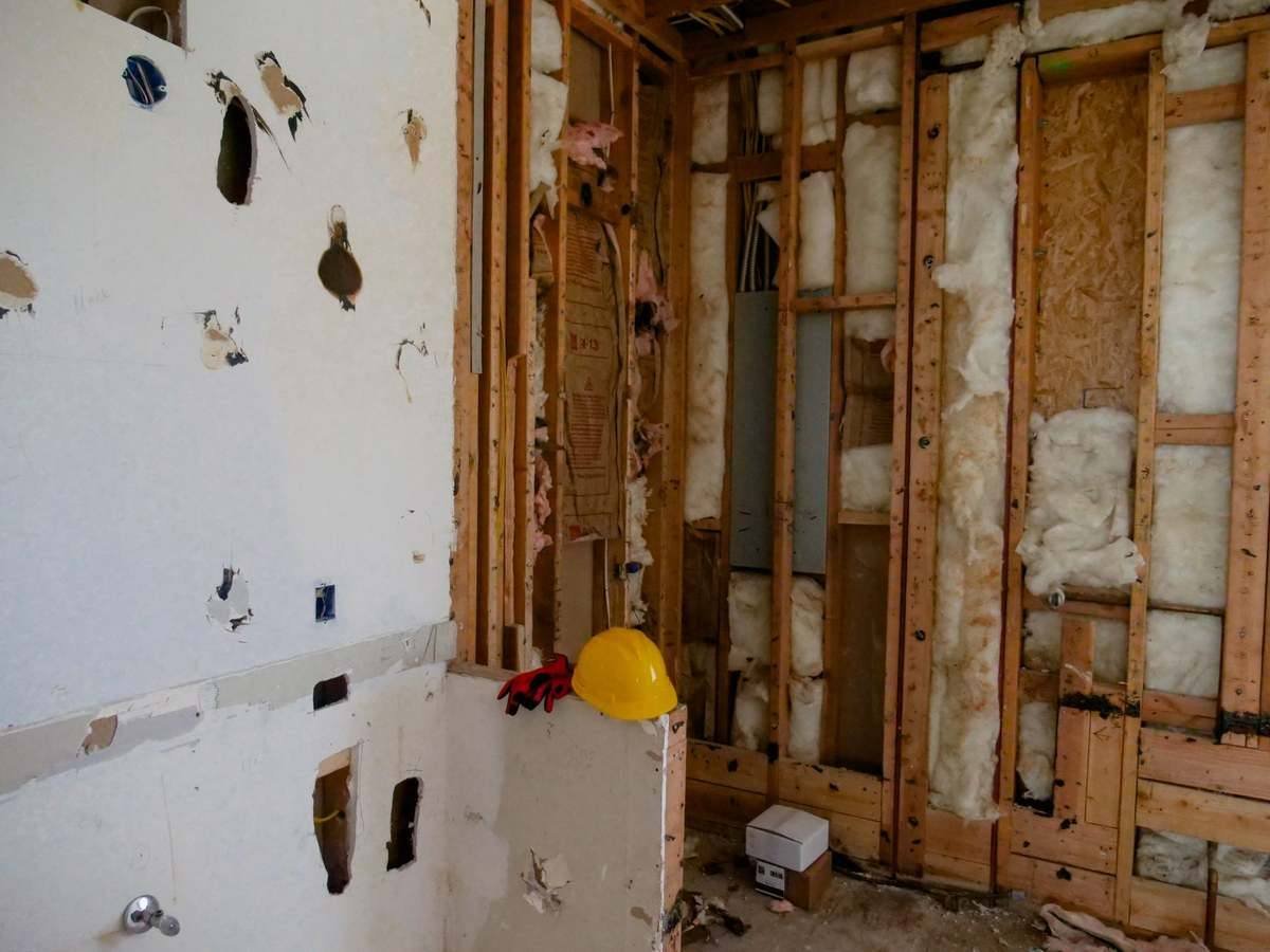 Étagère lourde sur placo : fixer dans les montants