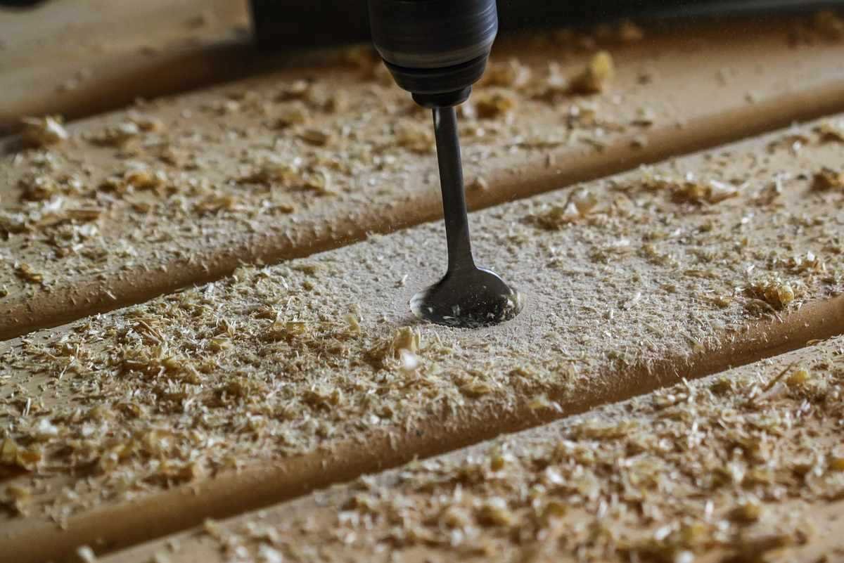 Perceuse en bois, copeaux volants, bois clair