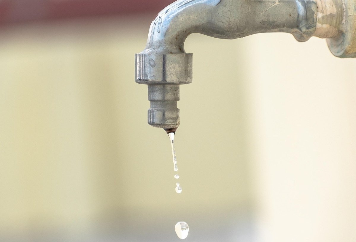Goutte d'eau qui se détache du robinet usé