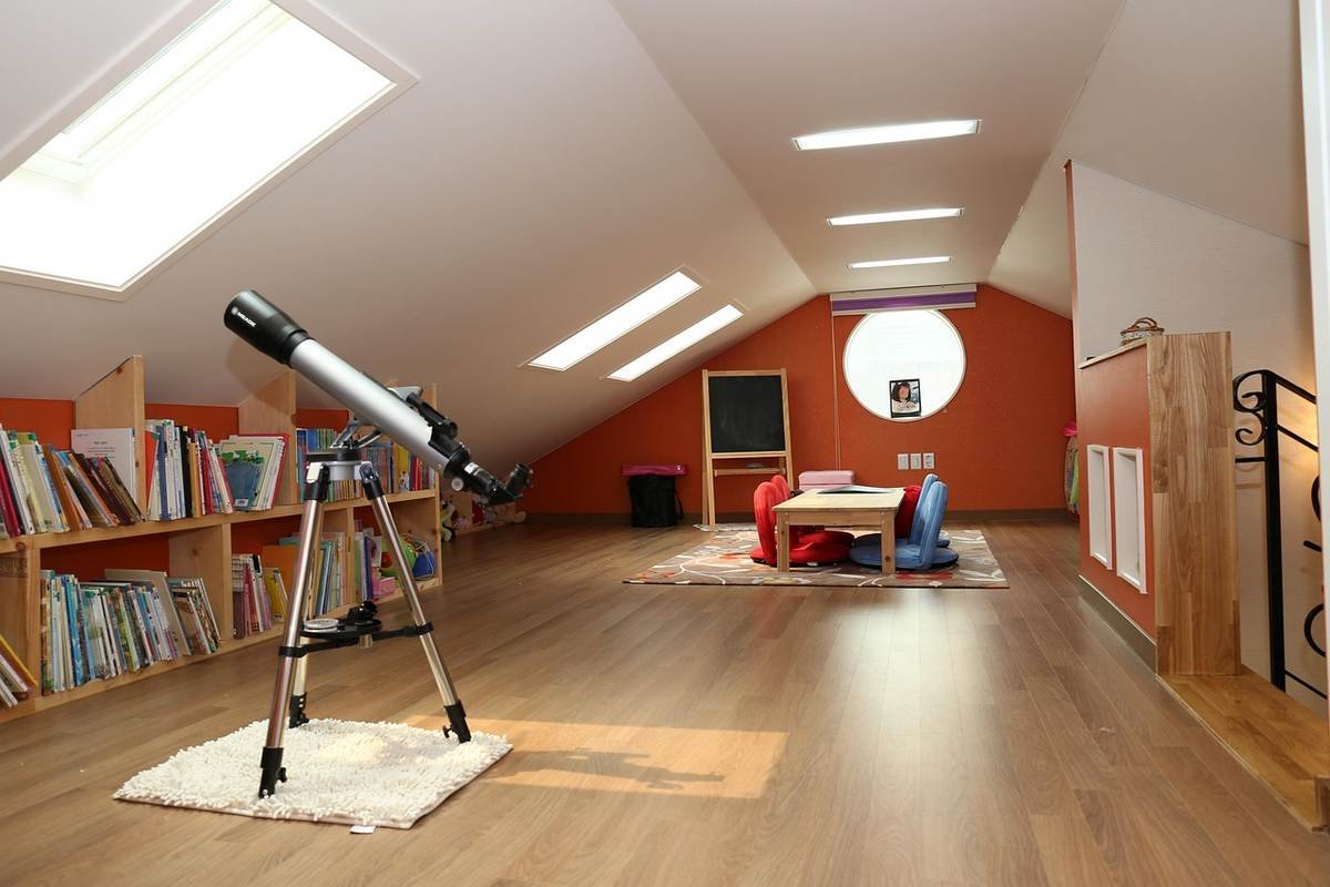 Séparer salon et repas sous les toits sans créer de zone froide